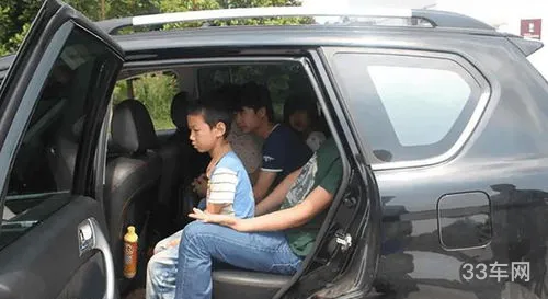 新规5座车坐6人合法(私家车坐6人一般不查)